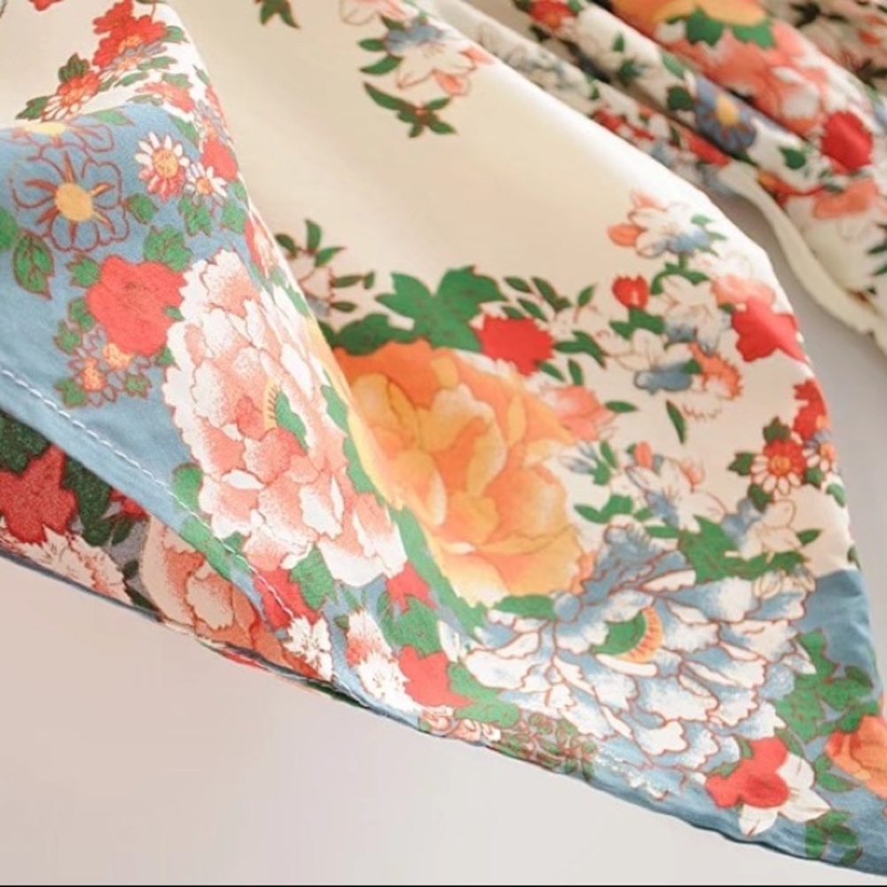 Beautiful flowered kimono robe - Picture 6 of 7